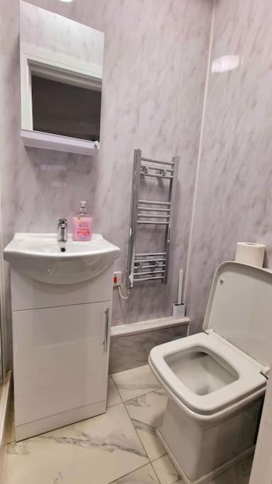 לונדון 2 Bed Cosy Flat Close To Bus & Tube Station מראה חיצוני תמונה
