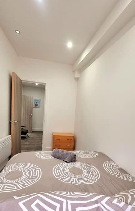לונדון 2 Bed Cosy Flat Close To Bus & Tube Station מראה חיצוני תמונה