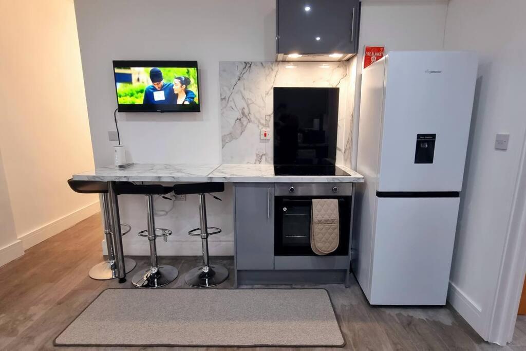 לונדון 2 Bed Cosy Flat Close To Bus & Tube Station מראה חיצוני תמונה