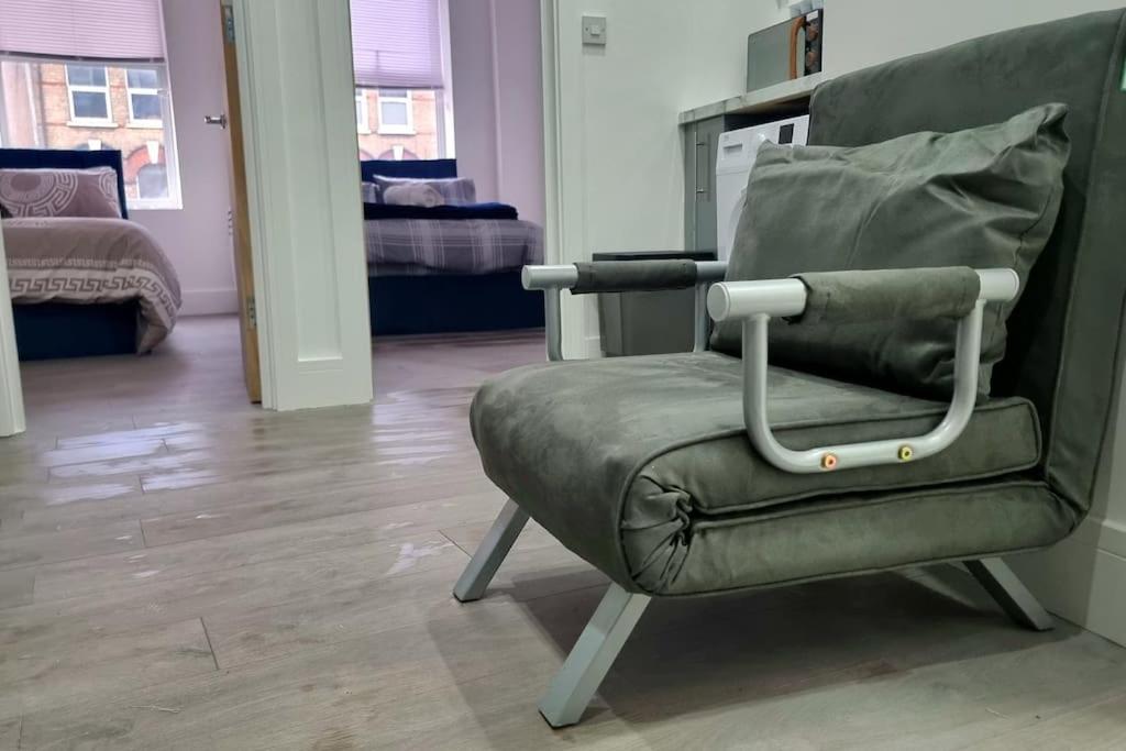 לונדון 2 Bed Cosy Flat Close To Bus & Tube Station מראה חיצוני תמונה
