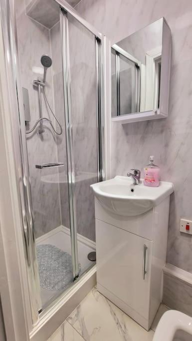 לונדון 2 Bed Cosy Flat Close To Bus & Tube Station מראה חיצוני תמונה