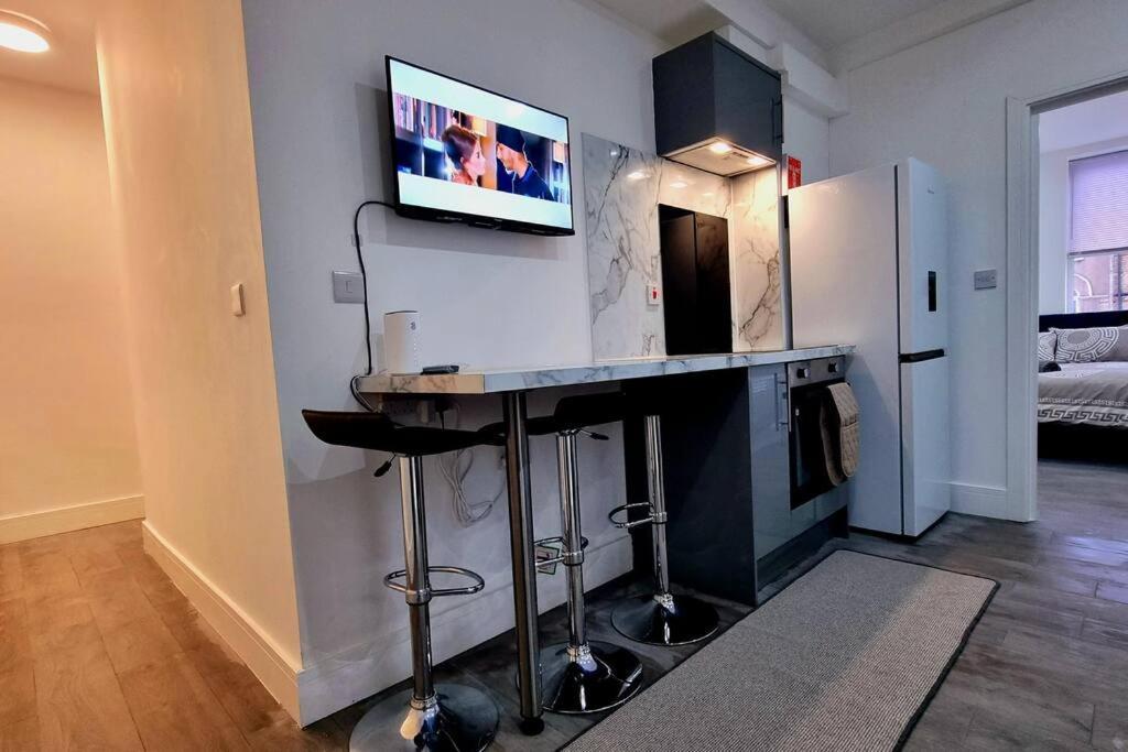לונדון 2 Bed Cosy Flat Close To Bus & Tube Station מראה חיצוני תמונה