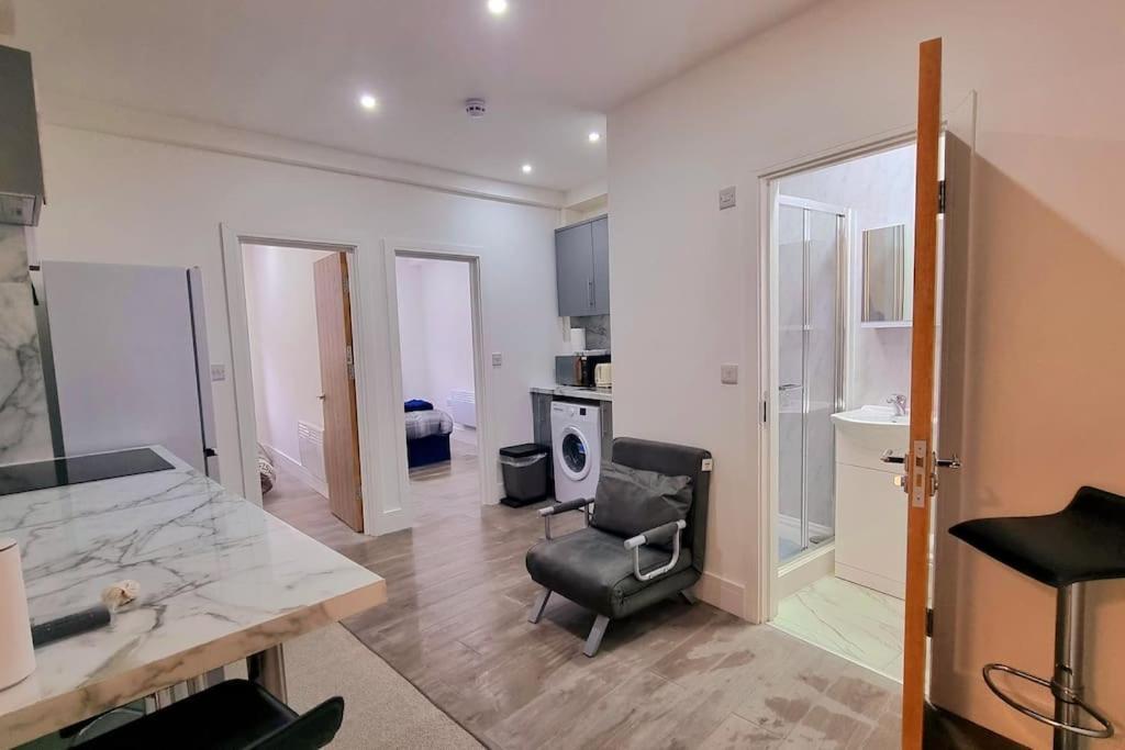 לונדון 2 Bed Cosy Flat Close To Bus & Tube Station מראה חיצוני תמונה